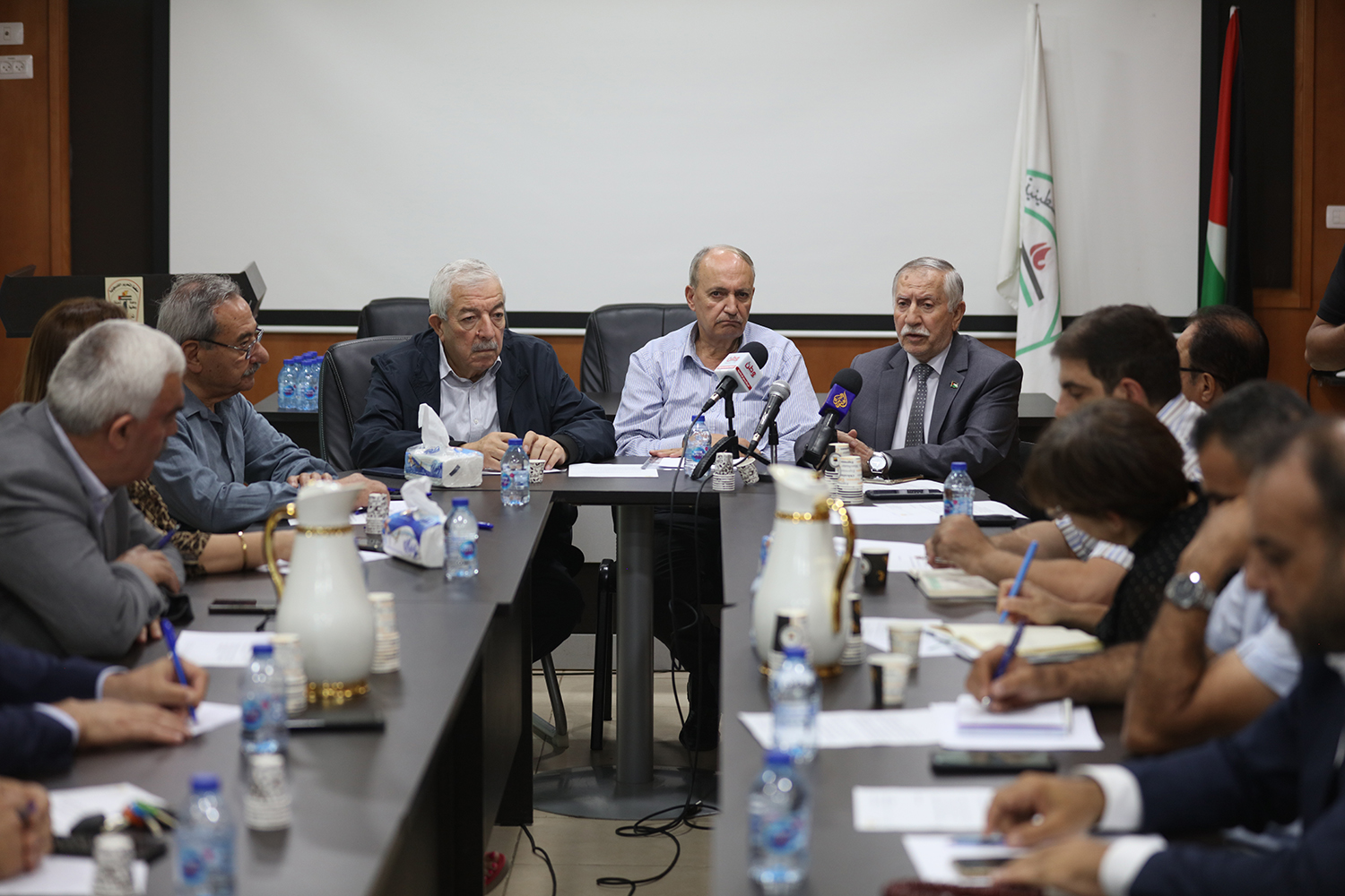 جانب من الاجتماع الذي عقد في مقر منظمة التحرير "وفا".